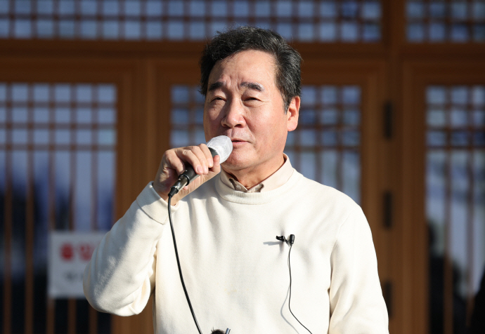 이낙연 전 더불어민주당 대표가 1일 경기 고양시 행주산성 행주대첩비 앞 충의정에서 신년 메세지를 발표하고 있다.[뉴시스]