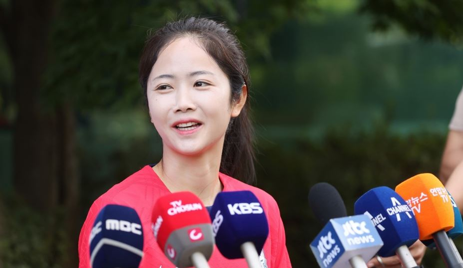 훈련 전 기자회견 하는 이민아. [연합]