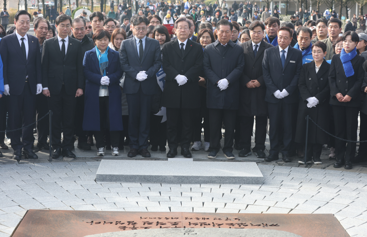 이재명 더불어민주당 대표와 당 지도부가 새해 첫날인 1일 오후 경남 김해시 진영읍 봉하마을 고(故) 노무현 전 대통령 묘역을 참배하고 있다. [연합]