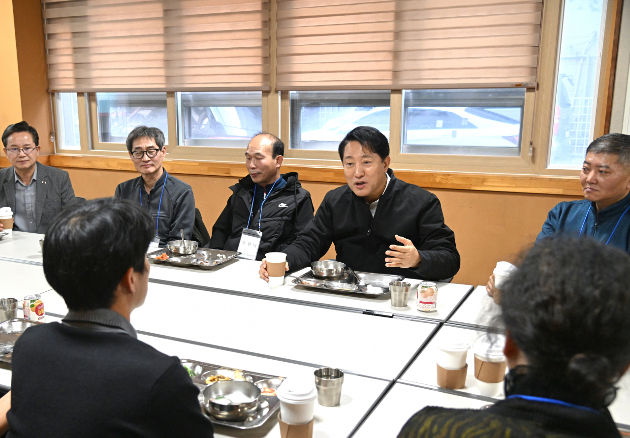오세훈 서울시장이 1일 서울 영등포구 시립 영등포보현종합지원센터를 방문해 지원센터 이용자 및 종사자와 오찬 간담회를 하고 있다. [연합]