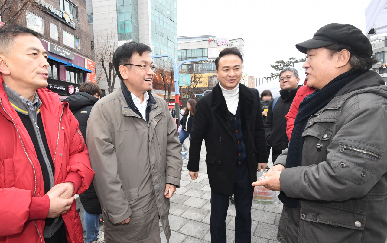 최상목 부총리 겸 기획재정부 장관이 1일 취임 첫 민생현장으로 서울 마포구 소재 '홍대 걷고 싶은 거리'를 방문, 상인들과 대화를 통해 애로사항을 청취하고 있다. [연합]