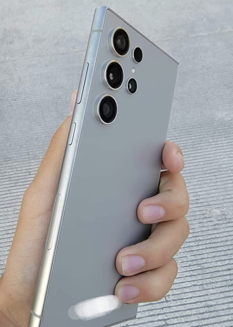 유출된 갤럭시S24 울트라 추정 사진 [91mobiles]