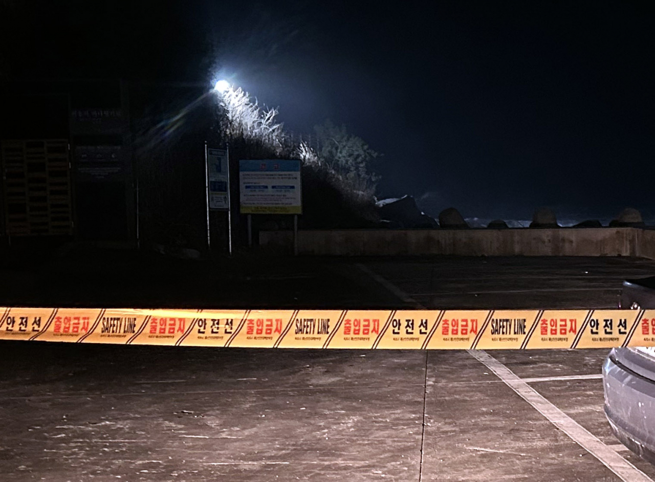 지난 1일 오후 일본 도야마현 북쪽 해역에서 발생한 강진으로 인해 동해안에 지진해일이 닥쳐 해수면 상승 위험이 커지는 가운데 강원 속초지역 해안가에 접근 통제선이 설치돼 있다. [연합]