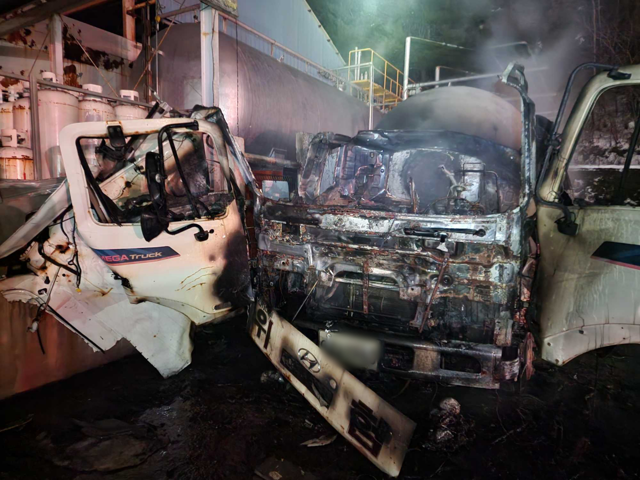 1일 오후 8시 41분께 강원 평창군 용평면 장평리 한 액화석유가스(LPG) 충전소에서 폭발 후 화재가 발생해 탱크로리가 피해를 입었다. [연합]