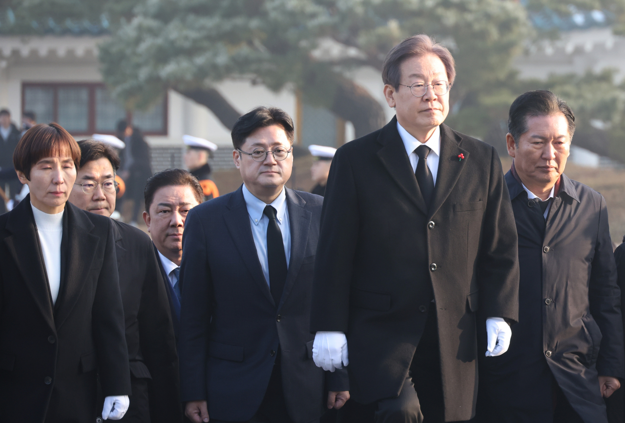 이재명 더불어민주당 대표가 1일 국립서울현충원을 참배하고 있다. [연합]