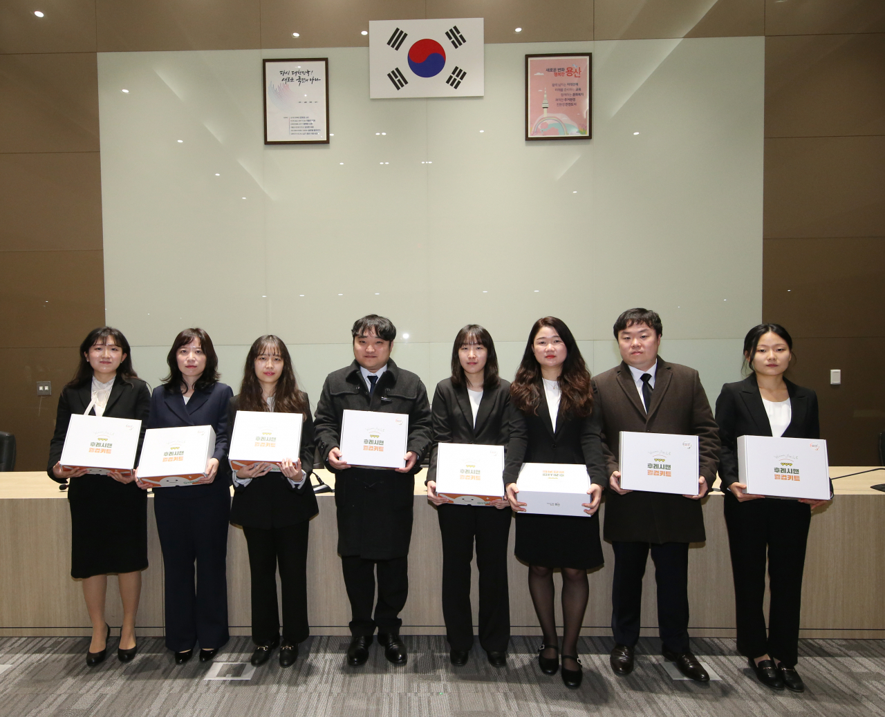용산구 신규 임용 공무원들이 임용장 수여식에서 임용장과 함께 웰컴키트를 지급받고 있다.[용산구 제공]