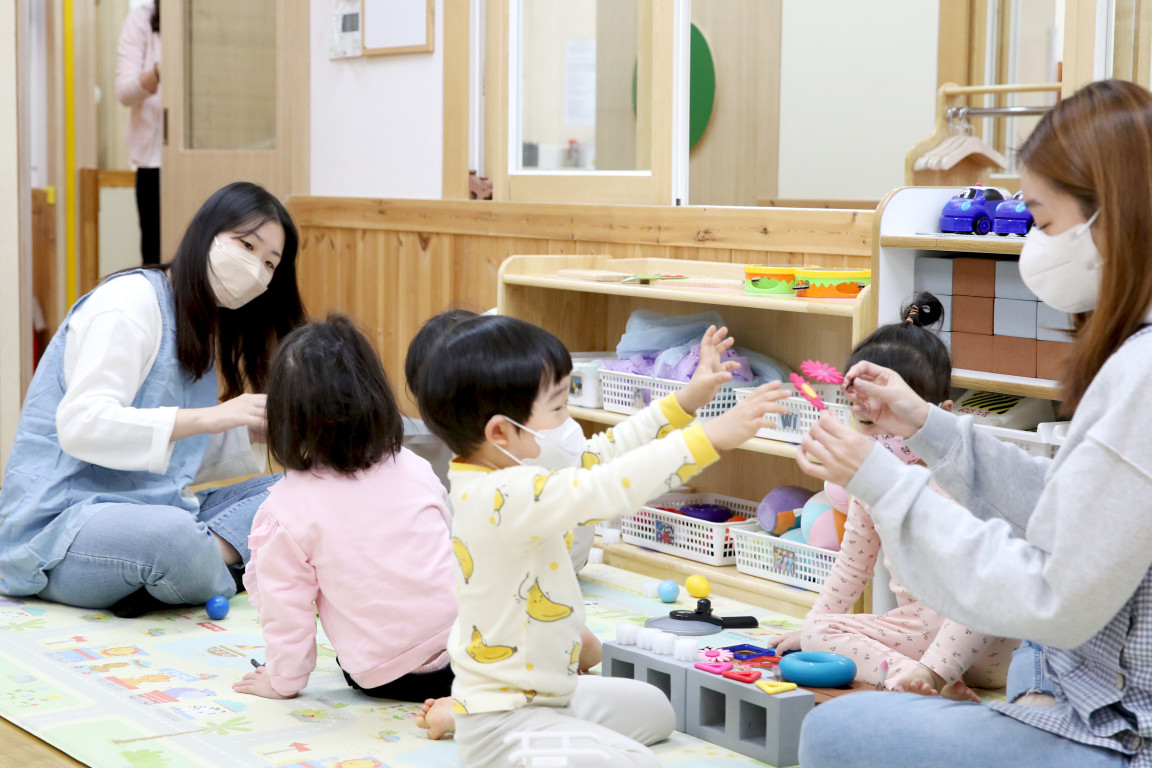 서울 성동구는 새해를 맞아 출산 후 자동육아휴직제를 도입하고 이와 더불어 배우자 출산휴가 의무사용제를 시행한다고 2일 밝혔다. 사진은 성동구청 직장 어린이집 운영 장면.[성동구 제공]