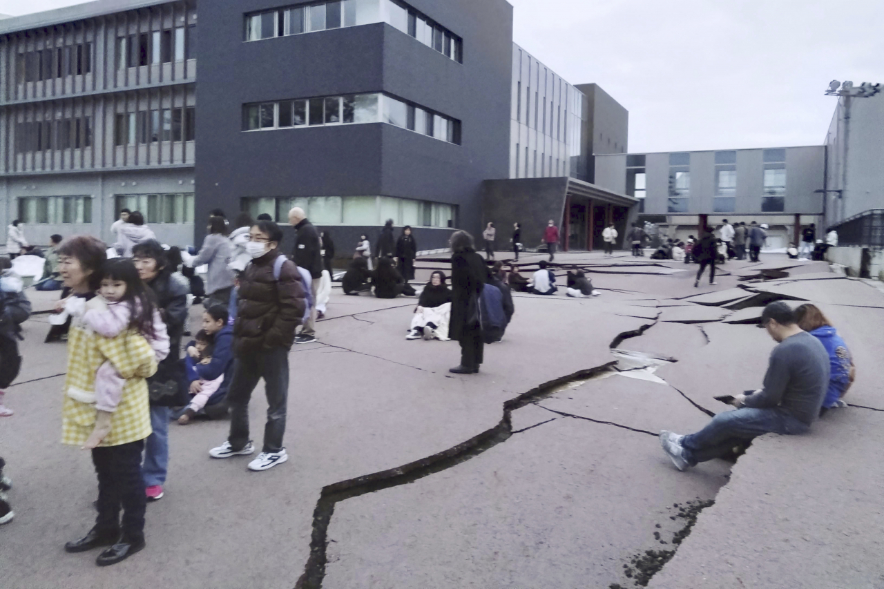 지난 1일 일본 이시카와현 노토 반도 와지마시에서 규모 7.6의 강진이 발생한 뒤 땅이 갈라져 있다. 일본 기상청은 이날 오후 4시 10분부터 자정까지 진도 1 이상의 지진이 93회 관측됐다고 발표했다. [연합]