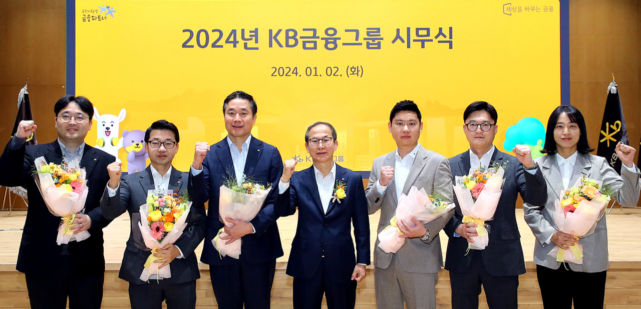 양종희(왼쪽에서 네번째) KB금융그룹 회장이 올해의 KB스타상을 수상한 직원들과 기념촬영을 하고 있다.[KB금융지주 제공]