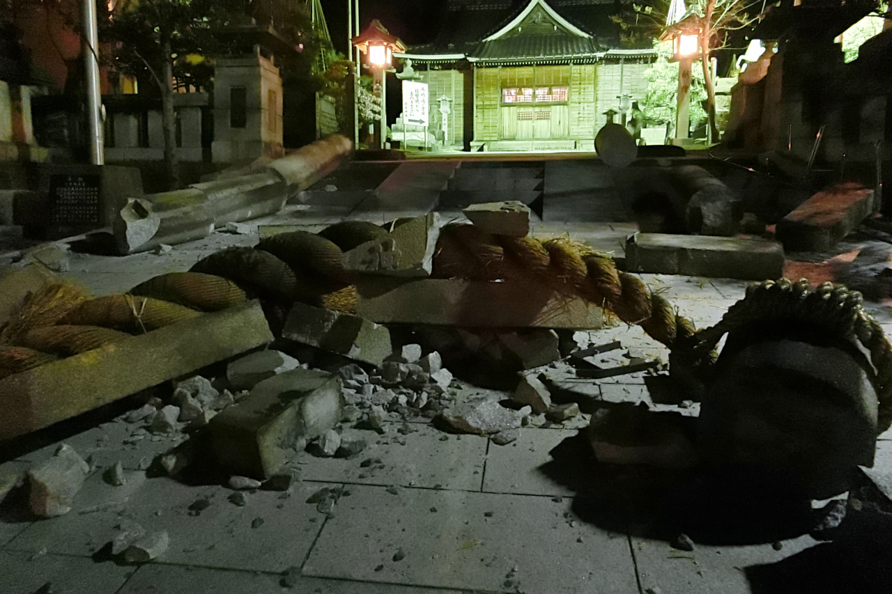 지난 1일 오후 일본 혼슈 이시카와현을 강타한 강진으로 가나자와 오노히요시 신사 내부에 각종 잔해가 널부러져 있다. [EPA]