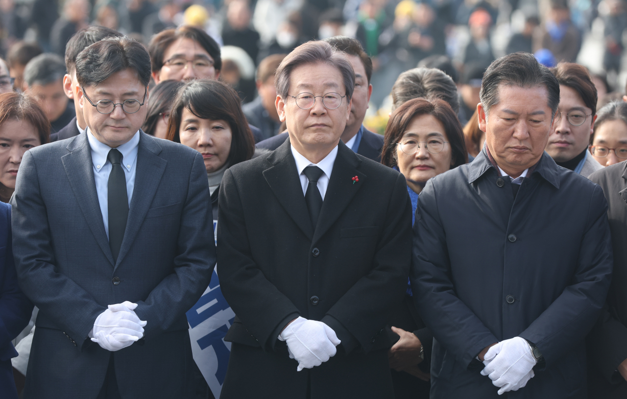 이재명(앞줄 가운데) 더불어민주당 대표와 당 지도부가 새해 첫날인 1일 오후 경남 김해시 진영읍 봉하마을 고(故) 노무현 전 대통령 묘역을 참배하고 있다. [연합]