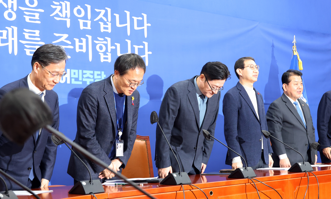 2일 국회에서 열린 더불어민주당 원내대책회의에서 홍익표 원내대표 등이 새해 인사를 하고 있다. [연합]