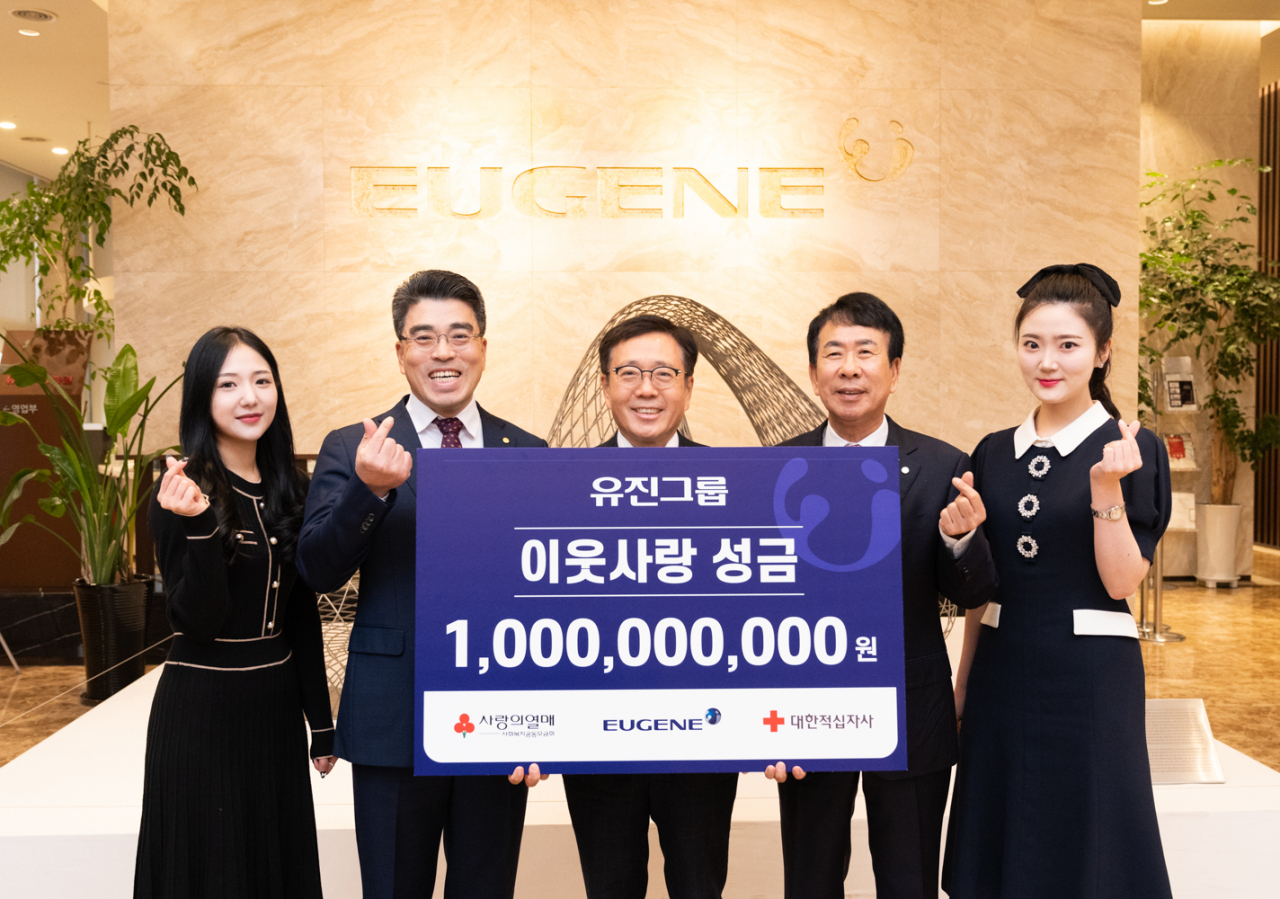 유진그룹 기부 시무식에서 정진학(사진 가운데) 동양 대표이사, 김진구(오른쪽 두번째) 유진그룹 혁신기획실장, 이상규(왼쪽 두번째) 유진그룹 준법지원센터장이 기념촬영을 진행하고 있다. [유진그룹 제공]