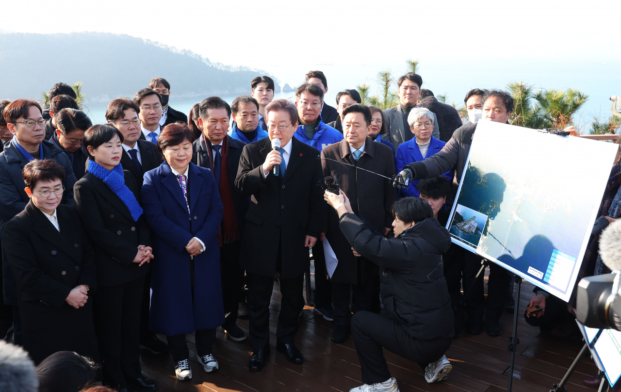 더불어민주당 이재명 대표가 2일 오전 신공항 예정부지인 부산 강서구 가덕도 대항전망대에서 발언하고 있다. [연합]