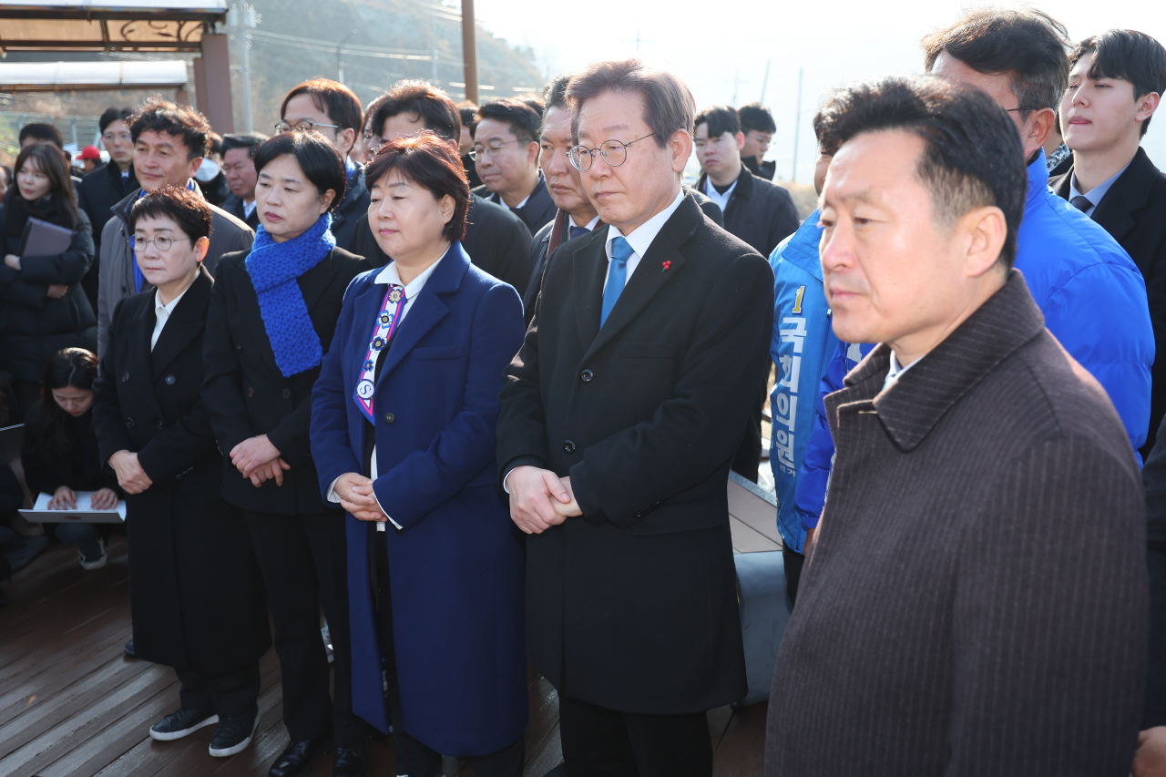 더불어민주당 이재명 대표가 2일 오전 신공항 예정부지인 부산 강서구 가덕도 대항전망대를 찾아 설명을 듣고 있다. [연합]