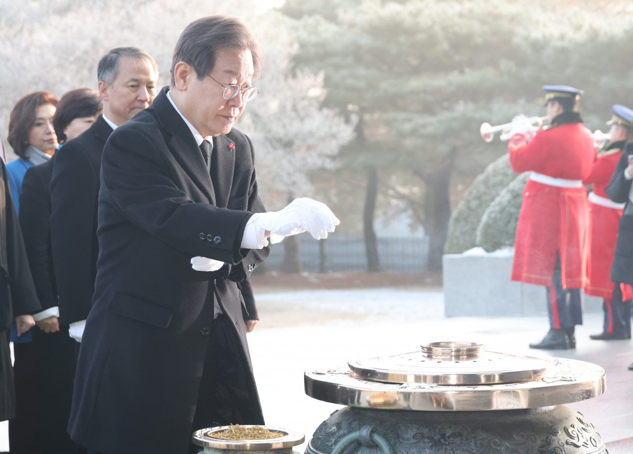 이재명 더불어민주당 대표가 1일 국립서울현충원을 참배하고 있다. [연합]