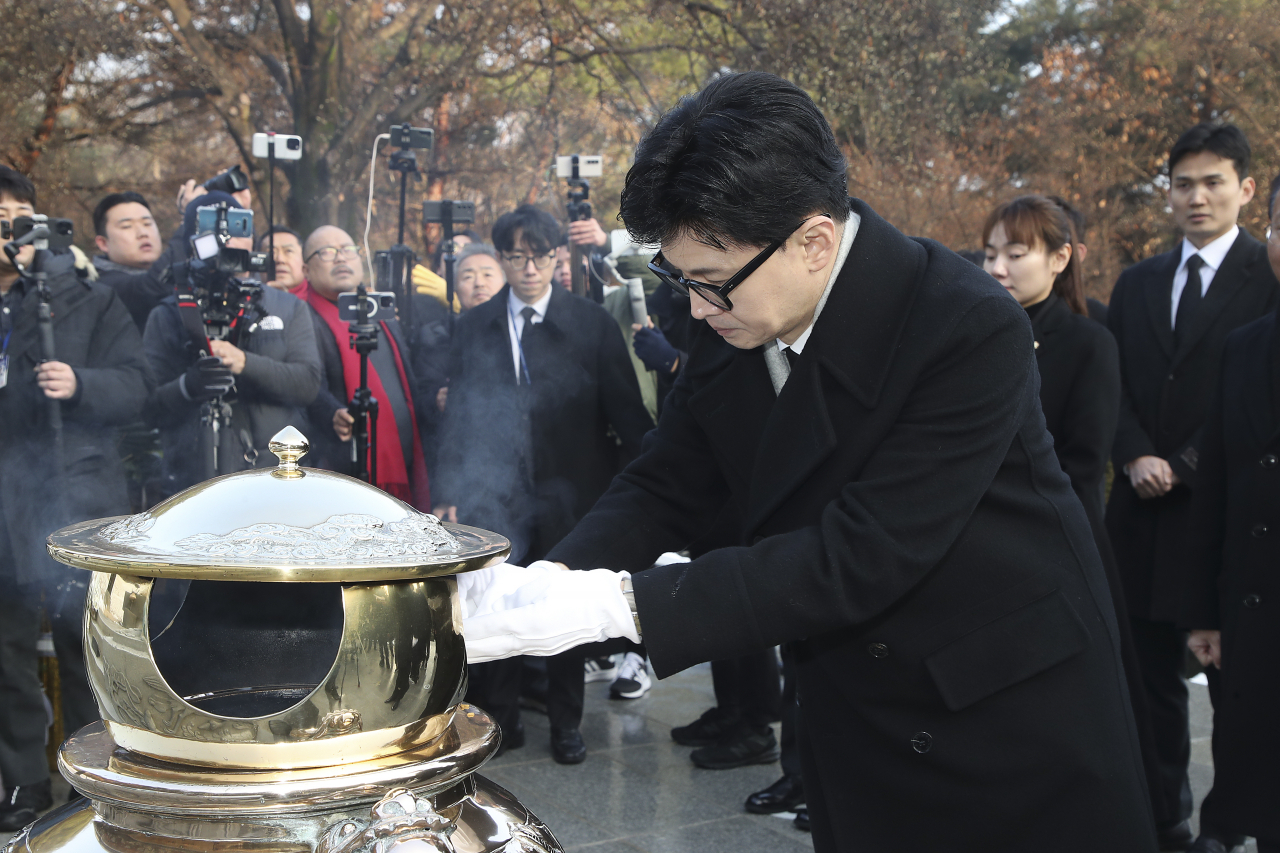 한동훈 국민의힘 비상대책위원장이 1일 국립서울현충원에서 박정희 전 대통령 묘역을 참배하고 있다. [연합]