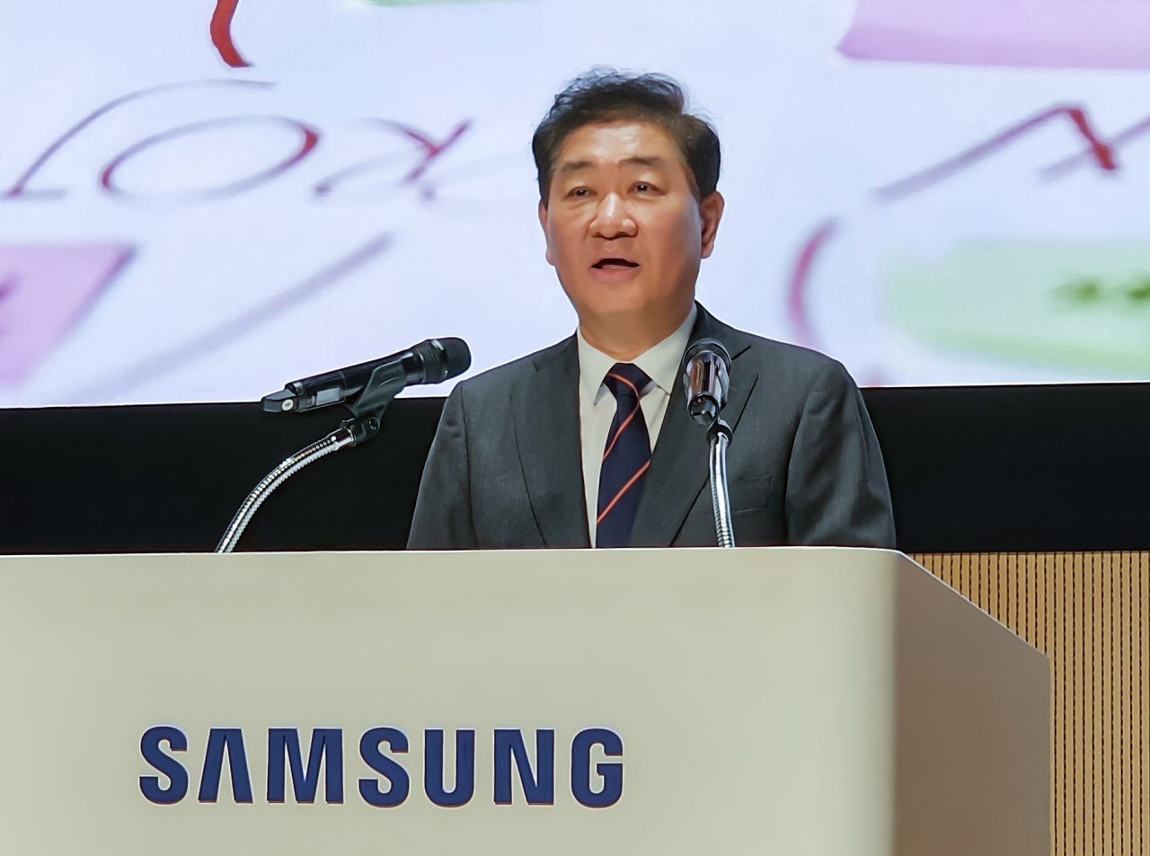 삼성전자 2024년 시무식에서 한종희 대표이사 부회장이 신년사를 하는 모습 [삼성전자 제공]