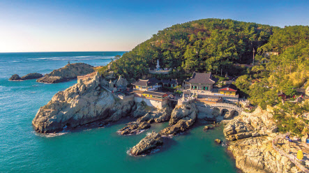 부산 기장 해동용궁사. 길게 뻗어 있는 암석이 사찰에서 용머리에 해당하는 용두암.