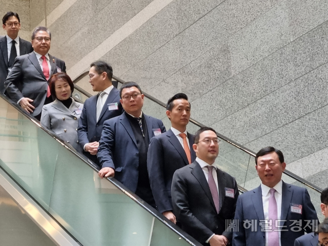 박진(왼쪽 두번째) 외교부 장관, 이정한(왼쪽 세번째) 한국여성경제인협회 회장, 이재용(왼쪽 네번째) 삼성전자 회장, 김동관(왼쪽 여섯번째) 한화그룹 부회장, 구광모(왼쪽 일곱번째) LG그룹 회장, 신동빈(왼쪽 여덟번째) 롯데그룹 회장 등이 2일 오전 서울 여의도 중소기업중앙회 회관에서 열린 경제계 신년 인사회에 참석하고 있다. 사진=김현일 기자