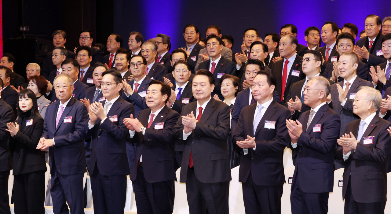 윤석열 대통령이 2일 서울 여의도 중소기업중앙회에서 열린 2024년 경제계 신년 인사회에 참석해 박수치고 있다. 오른쪽부터 손경식 경총회장, 정의선 현대차 회장, 최태원 대한상의 회장, 윤 대통령, 김기문 중기중앙회장, 이재용 삼성전자 회장, 류진 한경협 회장. [연합]