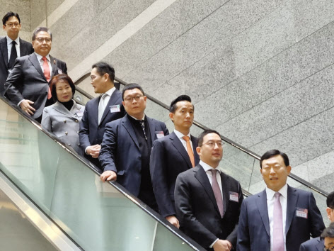 박진(왼쪽 두 번째) 외교부 장관, 이정한(왼쪽 세 번째) 한국여성경제인협회 회장, 이재용(왼쪽 네 번째) 삼성전자 회장, 김동관(왼쪽 여섯 번째) 한화그룹 부회장, 구광모(왼쪽 일곱 번째) LG그룹 회장, 신동빈(왼쪽 여덟 번째) 롯데그룹 회장 등이 2일 오전 서울 여의도 중소기업중앙회 회관에서 열린 경제계 신년 인사회에 참석하고 있다. 김현일 기자