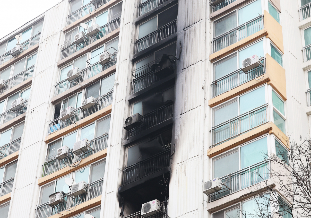 2일 오전 경기도 군포시 산본동 아파트 화재 현장 모습. 이 불로 9층에 있던 50대 남성 A씨가 숨지고 50대 여성 B씨가 심한 화상을 입어 병원으로 옮겨져 치료받고 있으나 중태다. [연합]