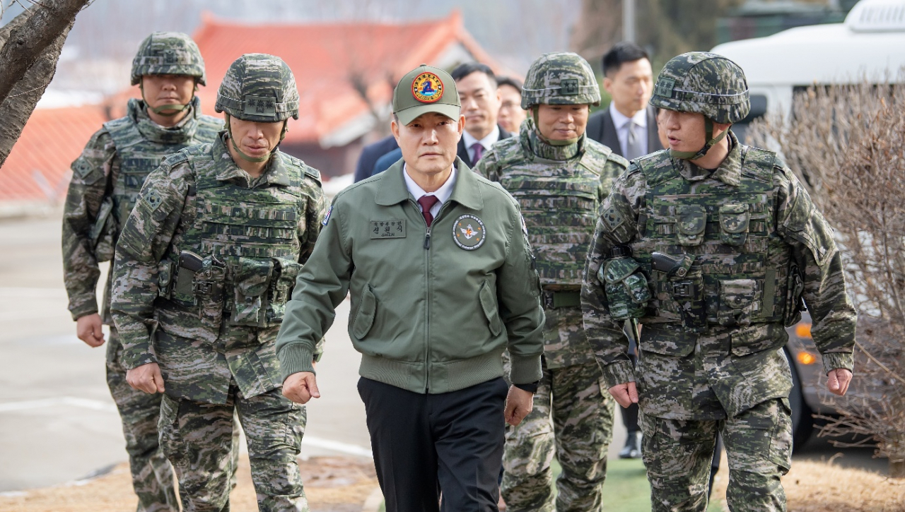 국방부가 신원식 장관의 친일 매국적 인식이 정신교육교재 회수 파동을 만들었다는 광복회의 성명에 대해 “굳이 논평할 필요를 느끼지 못하는 일방적인 주장”이라고 일축했다. 자료사진. 신원식 국방부 장관이 1일 청룡의 해를 맞아 해병대 제2사단을 방문해 대비 태세를 점검하고 있다. [연합]