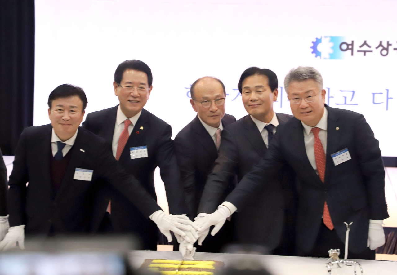 지난해 1월 여수상의 신년 인사회에 참석한 정기명 여수시장, 김영록 전남지사, 이용규 여수상의 회장, 주철현·김회재 국회의원.(사진 왼쪽부터)