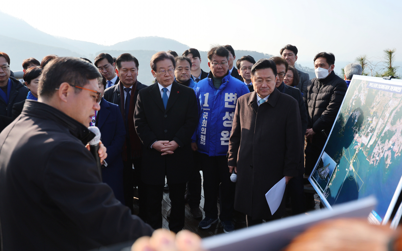 더불어민주당 이재명 대표가 2일 오전 흉기 피습을 당하기 전 신공항 예정부지인 부산 강서구 가덕도 대항전망대에서 가덕도신공항 건설계획 설명을 듣고 있다. 연합뉴스