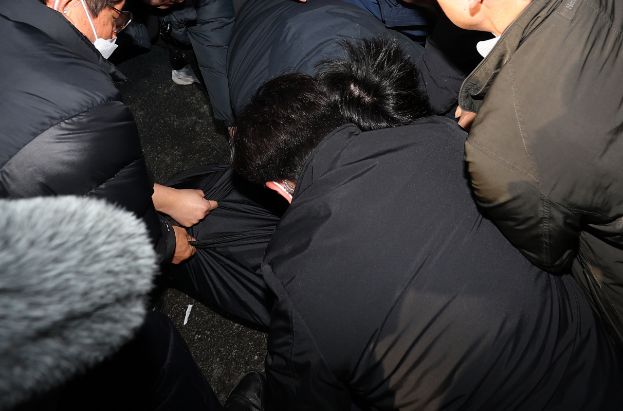 2일 오전 부산 강서구 가덕도 대항전망대에서 이재명 더불어민주당 대표를 피습한 용의자가 경찰에 체포되고 있다. 연합뉴스