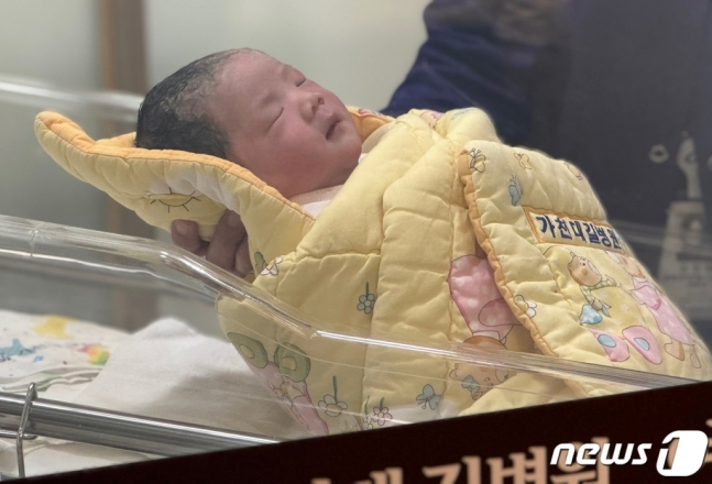 2024 갑진년(甲辰年) 새해 첫날인 1일 오전 인천 남동구 가천대길병원에서 태어난 '호람이(태명)' 모습. 호람이는 18세가 될 때까지 1억원을 지급하는 인천시 정책 '1억 플러스 아이드림'의 첫 수혜자가 됐다. [뉴스1]
