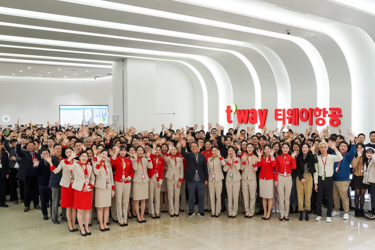 2일 서울 강서구 티웨이항공 항공훈련센터에서 열린 ‘2024년 시무식’에서 정홍근(앞줄 가운데) 대표가 임직원들과 기념사진을 촬영하고 있다. [티웨이항공 제공]
