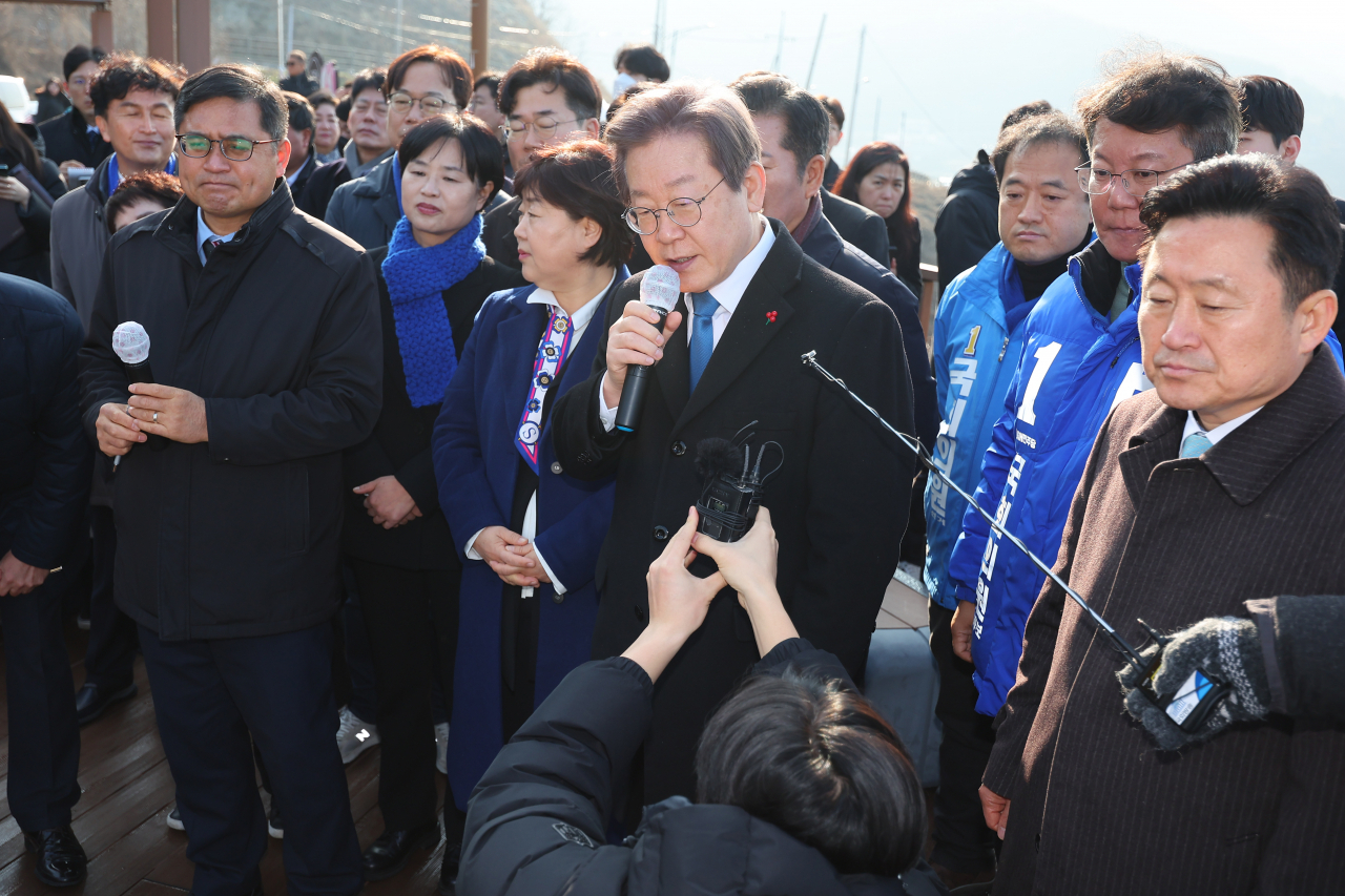 이재명 더불어민주당 대표가 2일 신공항 예정 부지인 부산 강서구 가덕도 대항전망대를 찾아 발언하는 모습. [연합]