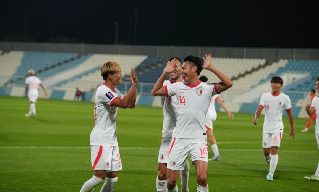 아시아축구연맹 아시안컵 비공개 평가전에서 중국 골문을 두 차례 부순 푼푸이힌(가운데) 등 홍콩 축구 대표팀 선수들이 승리를 기뻐하고 있다. [SCMP 갈무리]