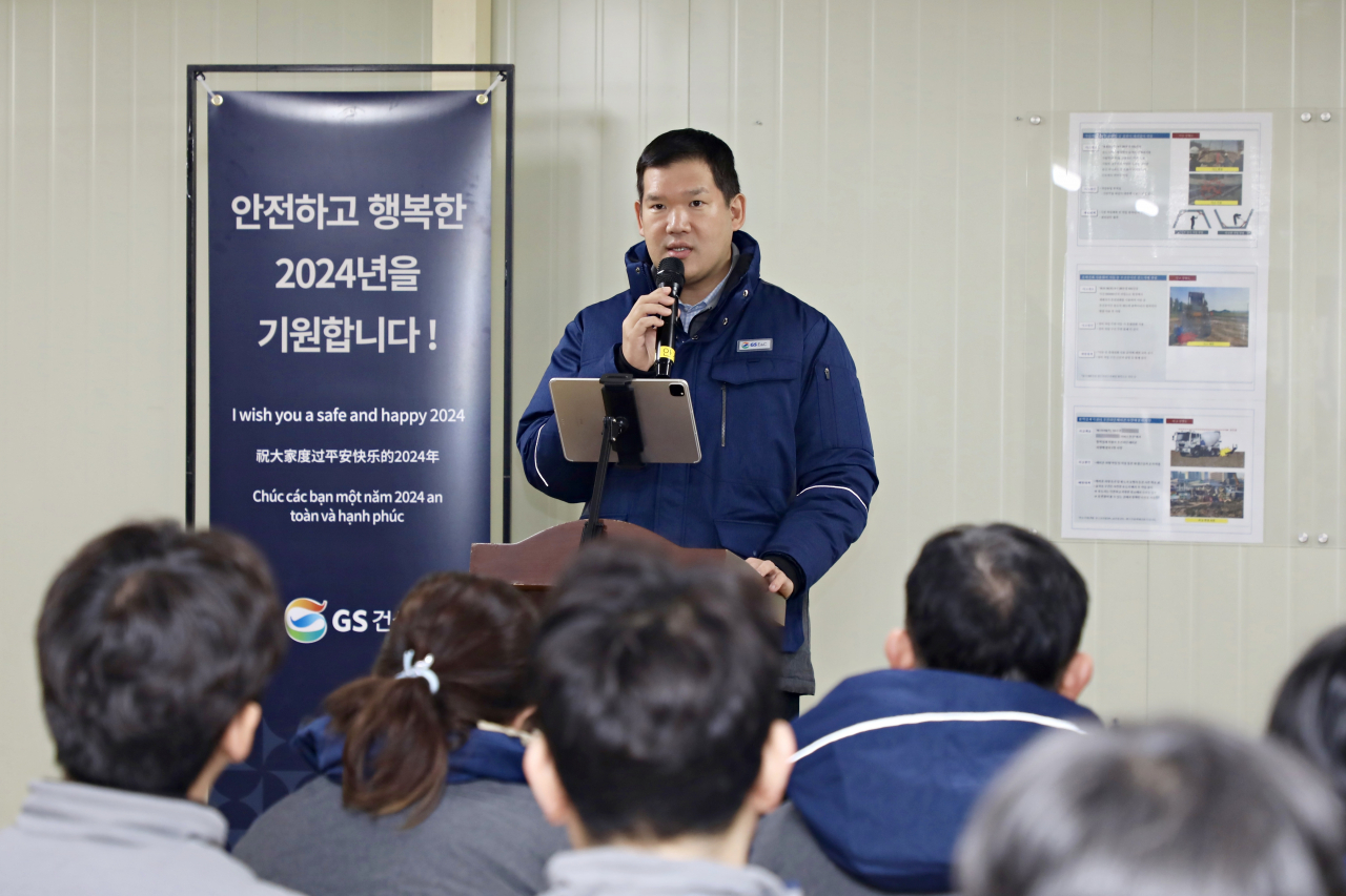 2일 서울 서초구 잠원동 메이플자이 현장에서 시무식을 하는 허윤홍 GS건설 대표 [GS건설 제공]