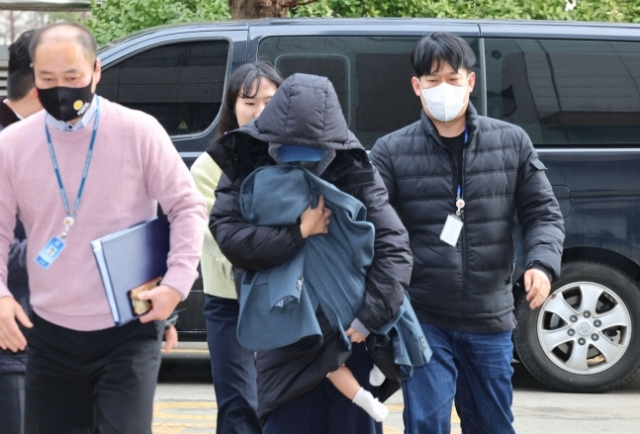 유흥업소 여실장과 함께 배우 고 이선균씨를 협박해 금품을 뜯은 혐의를 받는 20대 여성이 지난달 28일 오후 인천시 미추홀구 인천지법에서 열린 구속 전 피의자 심문(영장실질심사)에 출석하고 있다. [연합]
