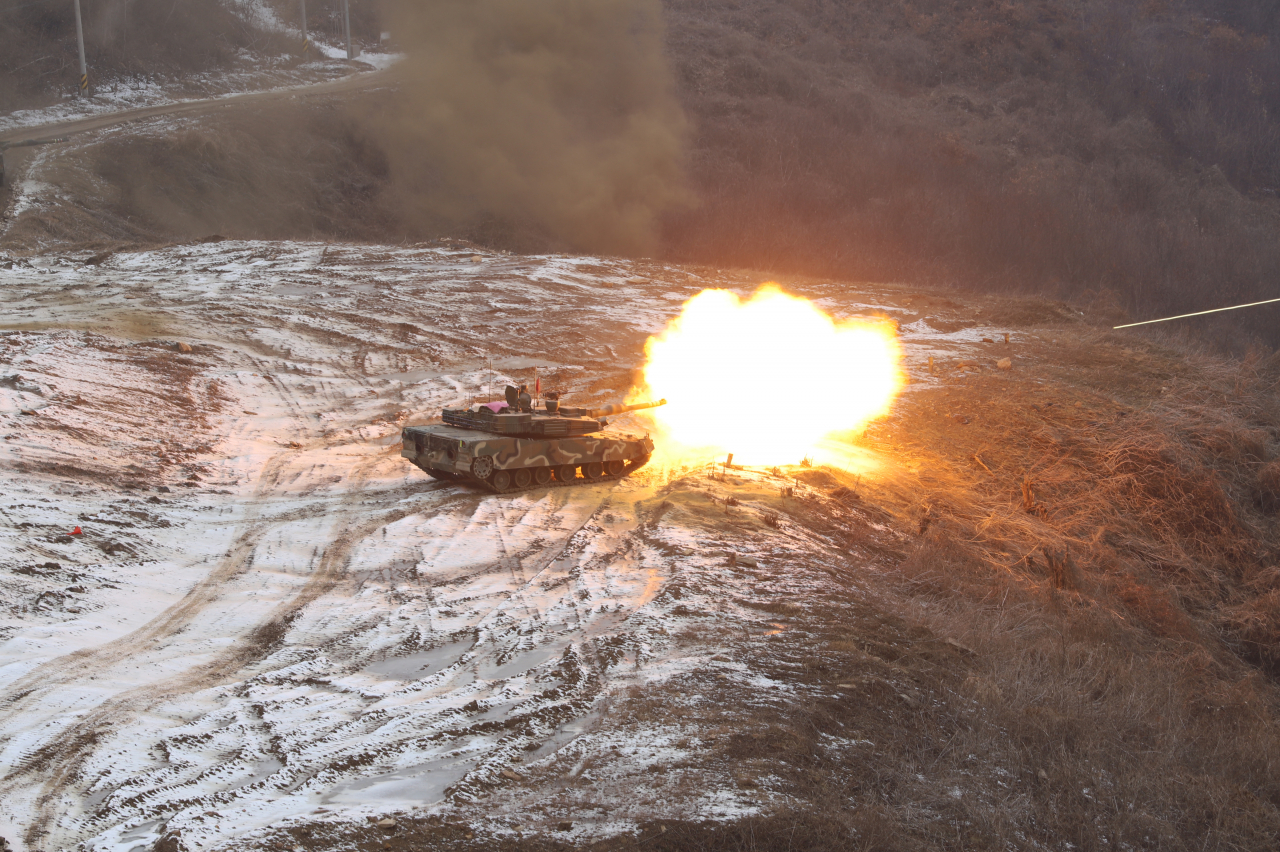육군 2기갑여단이 2일 파주 무건리훈련장에서 K1A2전차 기동 및 사격훈련을 실시하고 있다.[육군 제공]
