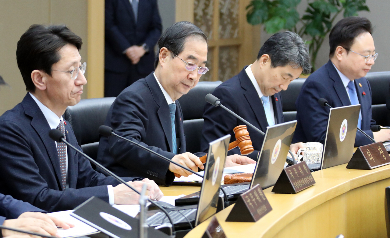 한덕수 국무총리가 2일 오후 정부세종청사 국무회의장에서 열린 새해 첫 국무회의에서 회의 시작을 알리고 있다. [연합]