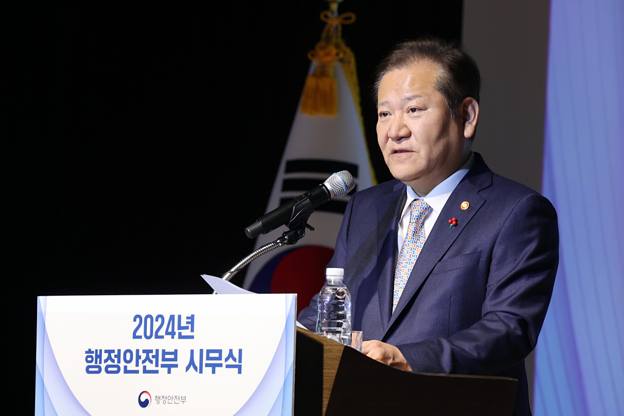 이상민 행정안전부 장관이 2일 오전 정부세종청사 중앙동 대강당에서 열린 2024년도 자체 시무식에서 신년 인사말을 하고 있다.[행정안전부 제공]
