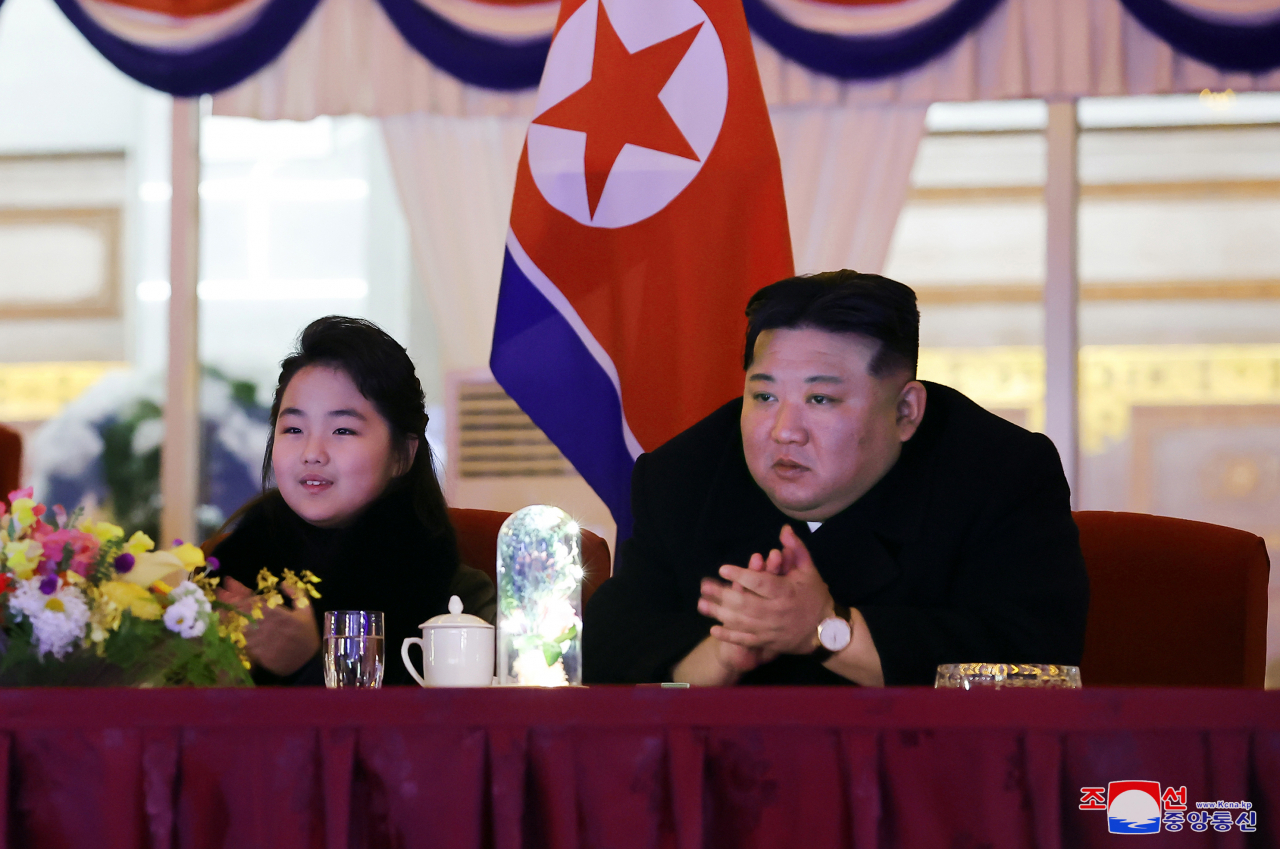 김정은 북한 국무위원장이 평양 5월 1일 경기장에서 2024년 신년경축공연을 관람했다고 조선중앙통신이 1일 보도했다. 관람에는 부인 리설주와 함께 딸 김주애가 함께했다. [연합]