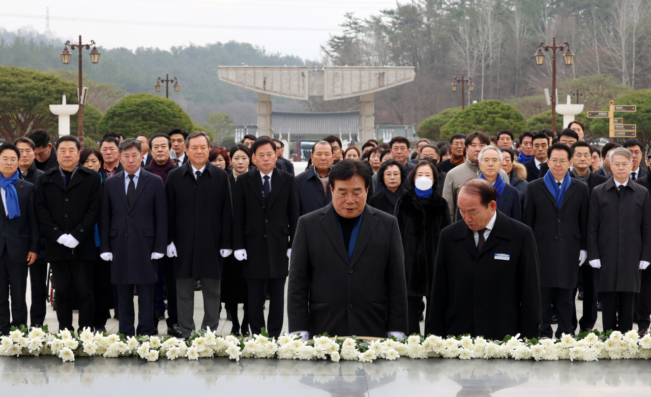 더불어민주당 광주시당 국회의원과 당직자들이 2일 오전 광주 북구 운정동 국립5·18민주묘지에서 참배하고 있다.[연합]