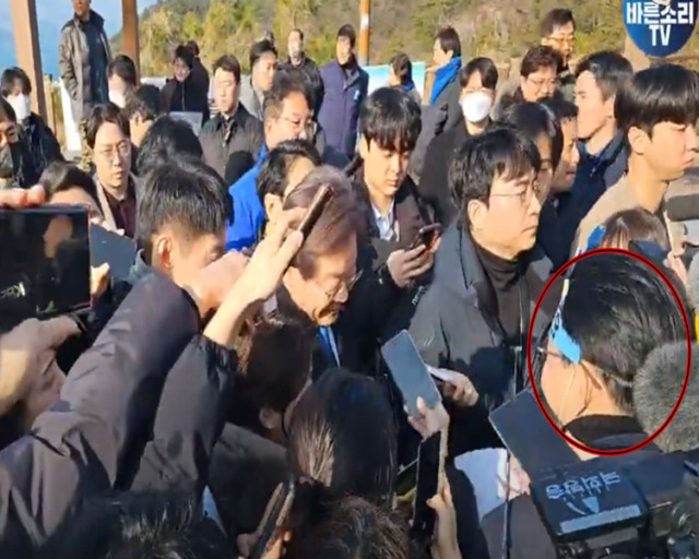 '내가 이재명'이라는 왕관을 쓴 남성이 이재명 더불어민주당 대표에게 접근하고 있다. [유튜브 '바른소리TV' 캡처]