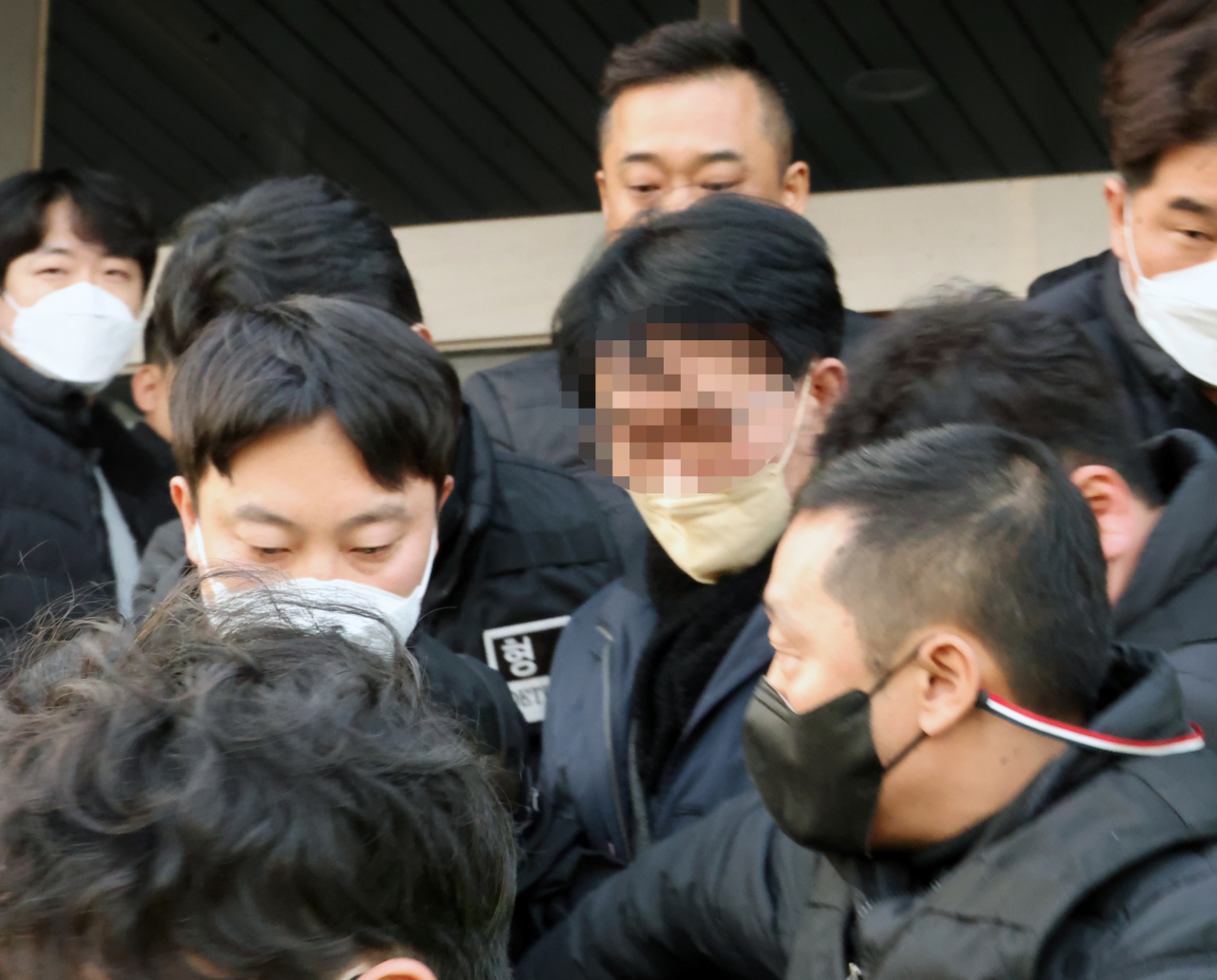 이재명 더불어민주당 대표를 공격한 60대 김모씨가 2일 오후 부산 강서경찰서에서 나오고 있다. 김씨는 이날 오전 가덕도 신공항 부지를 둘러본 뒤 기자들과 문답을 진행 중이던 이 대표를 흉기로 습격했다. [연합]