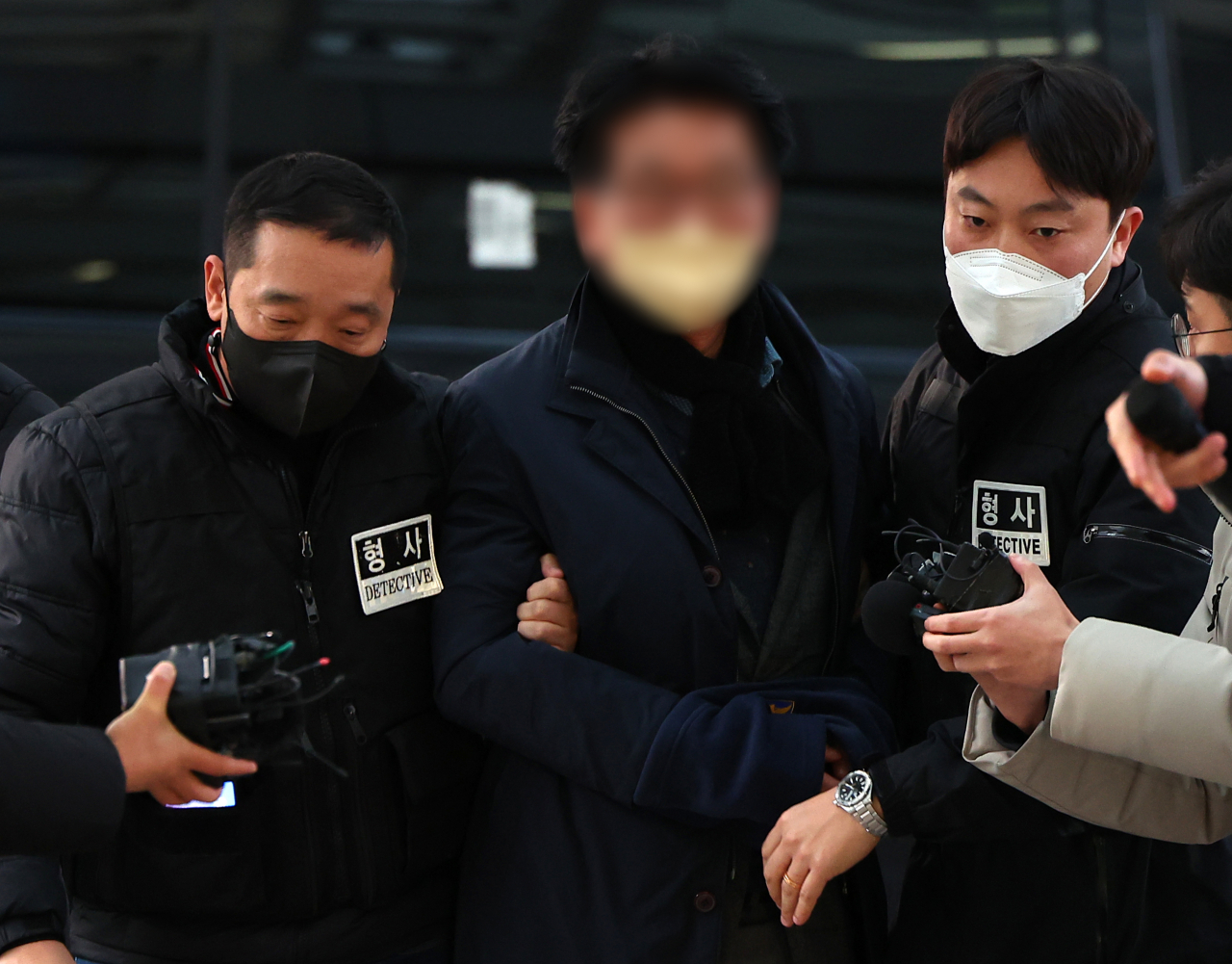 이재명 더불어민주당 대표를 흉기로 습격한 피의자 김모씨가 부산 연제구 부산경찰청으로 이송되고 있다. 부산경찰청 특별수사본부는 이 대표 급습 피의자인 김모씨에 대해 살인미수 혐의를 적용해 구속영장을 신청할 예정이라고 밝혔다. 김씨는 이날 오전 10시 29분께 부산 강서구 대항 전망대 시찰을 마치고 차량으로 걸어가던 이 대표의 왼쪽 목을 흉기로 찌른 혐의다. [연합]