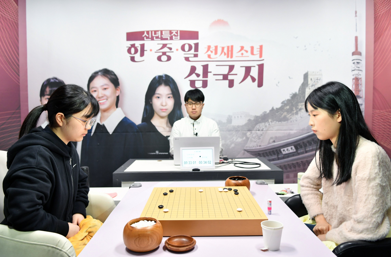 스미레(왼쪽)와 우이밍의 1회전 대국모습.[한국기원 제공]