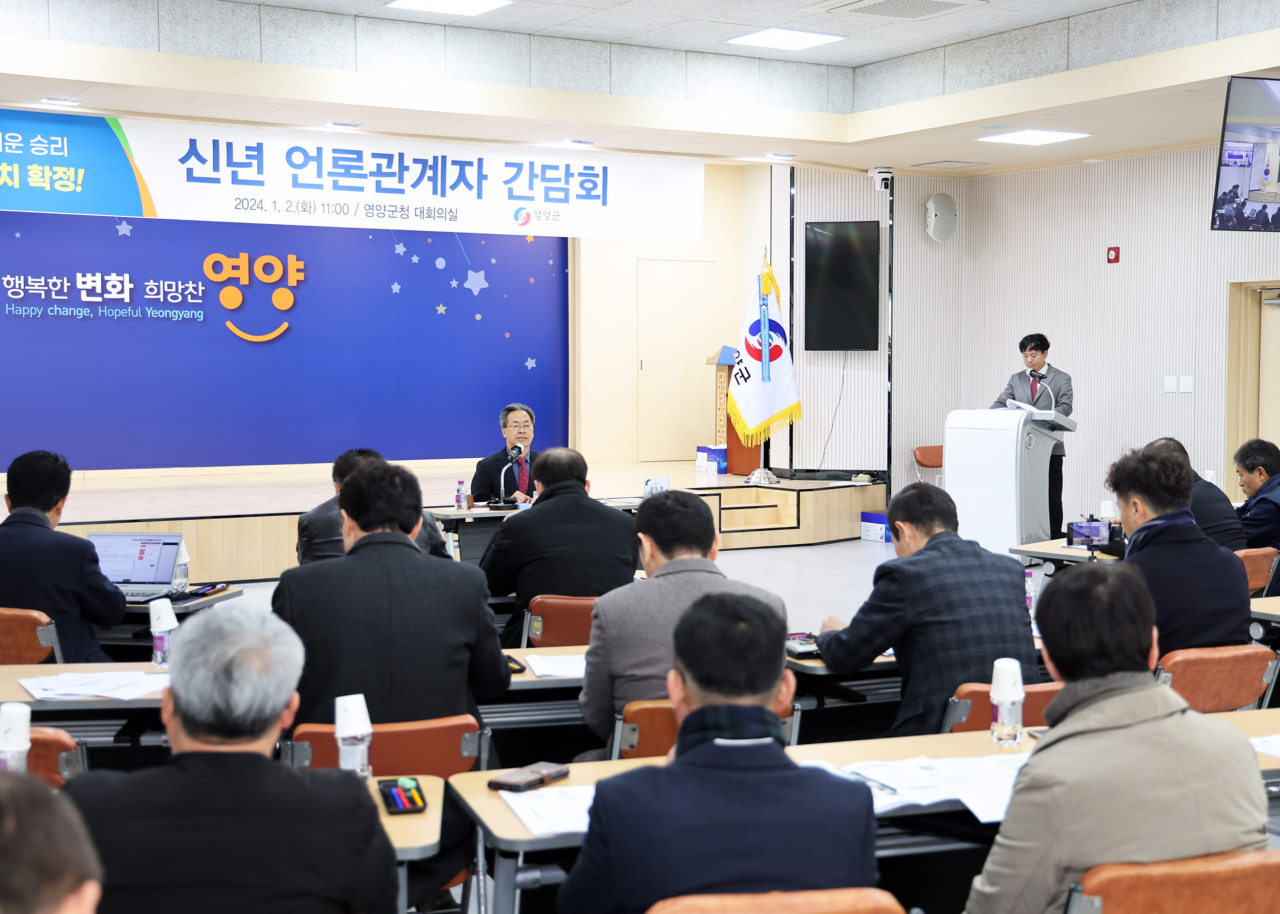 오도창 영양군수는 2일 군청 대회의실에서 신년 언론인 간담회를 갖고 사실상 확정된 신규 양수발전소 건설 사업의 유치 배경 및 경제적 효과, 향후 일정 등을 설명하고 있다.[영양군 제공]