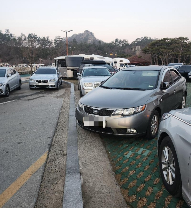 주차장 입구 막아 車 빼달랬는데… “그런데요?” 사과는 커녕, 연락도 거부한 민폐女[여車저車]