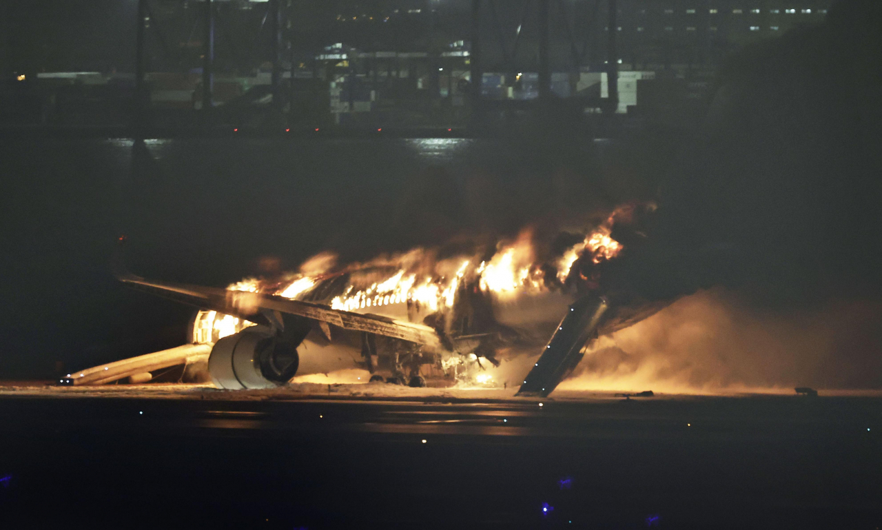2일 오후 일본 하네다 공항 활주로에 착륙하던 일본항공(JAL) 소속 항공기가 화염에 휩싸여 있다. 현지 공영방송인 NHK가 촬영한 영상을 보면 이 항공기가 C 활주로에 착륙하는 도중 불이 붙었다. [연합]