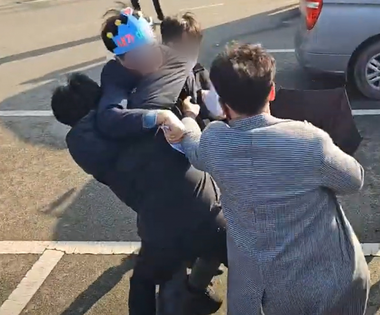 2일 부산 가덕도 신공항 부지를 방문한 이재명 더불어민주당 대표를 흉기로 공격한 피의자가 현장에서 경찰에 체포되고 있다. [바른소리 TV 유튜브]